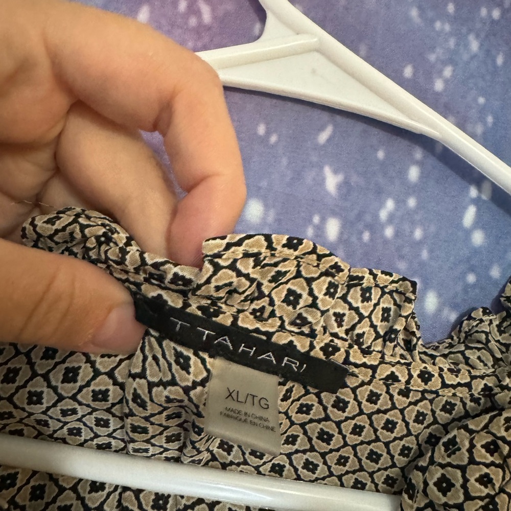 T Tahari blouse π - Picture 2 of 3